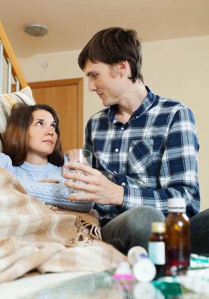 Hombre cariñoso cuidando a novia enferma — Foto de Stock