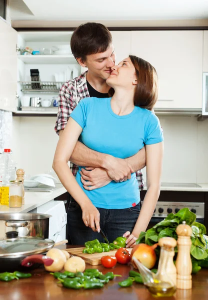 Paar flirt gelet op keuken — Stockfoto