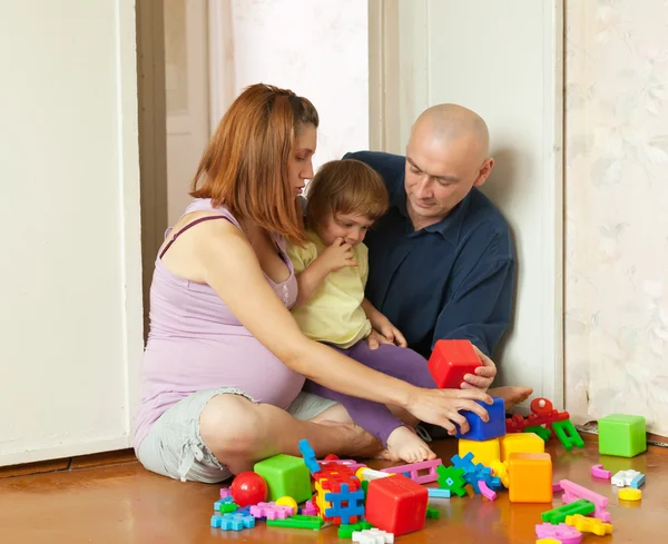 Glückliche Eltern spielen mit Kind — Stockfoto