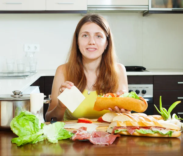 Kvinnan matlagning spansk smörgåsar — Stockfoto