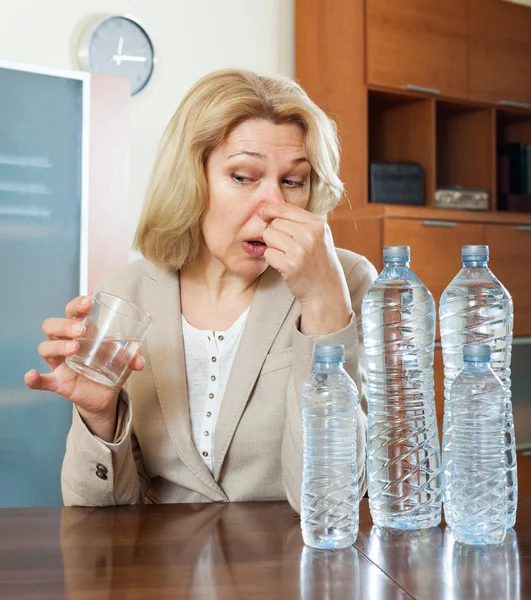 Mujer con agua de mala calidad —  Fotos de Stock