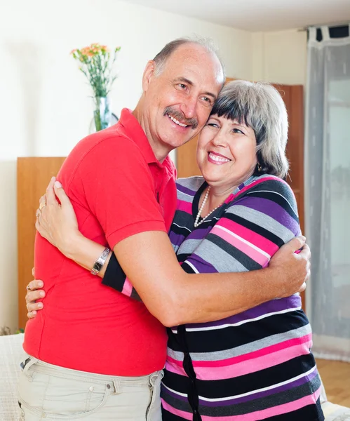 Glad kärleksfull äldre par — Stockfoto