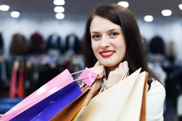 Comprador feminino sorridente com sacos de compras — Fotografia de Stock