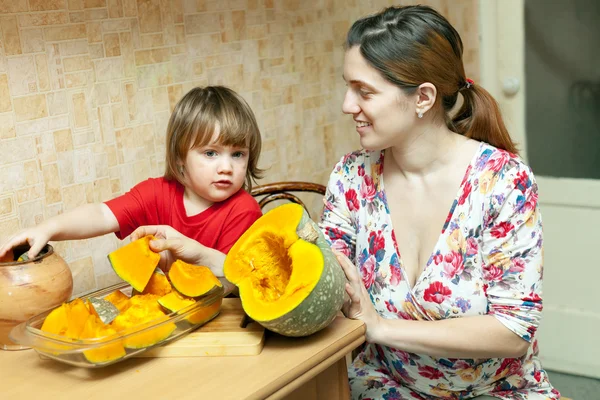 Madre con hija cocinar calabaza —  Fotos de Stock