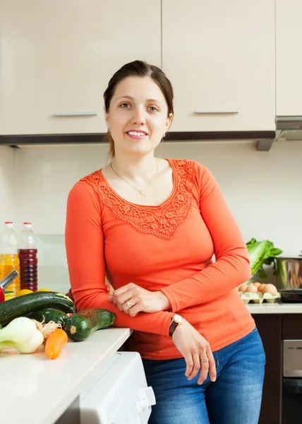 Positiv kvinna i hemmet köket — Stockfoto