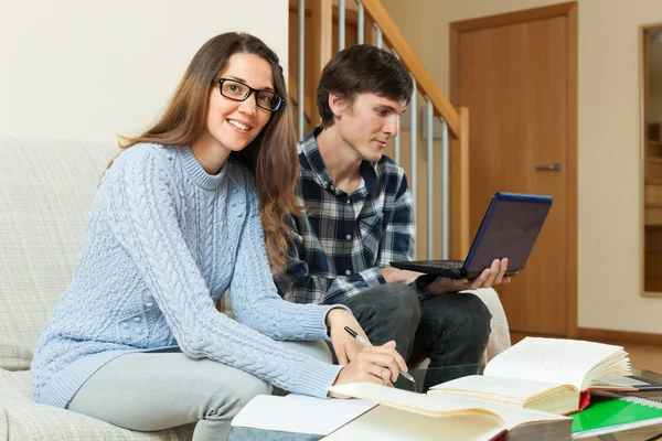 Casal de estudantes se preparando para o exame em casa — Fotografia de Stock