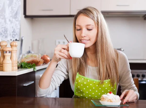 Housewife  drinking tea with cake — Stock Photo, Image