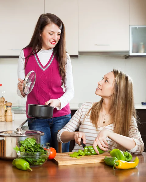 Felice donne ordinarie cucina cibo — Foto Stock