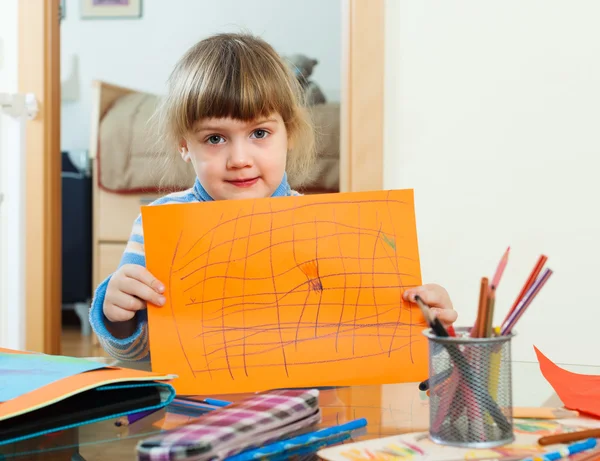 Ernstes Kind mit gezeichnetem Papier — Stockfoto