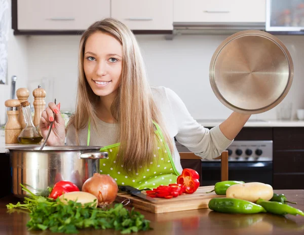 Mujer con cucharón cocina sopa — Foto de Stock