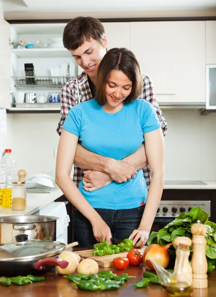 Casal amoroso cozinhar juntos — Fotografia de Stock