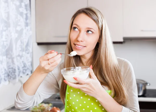 Housewife  eating cottage cheese — Stock Photo, Image