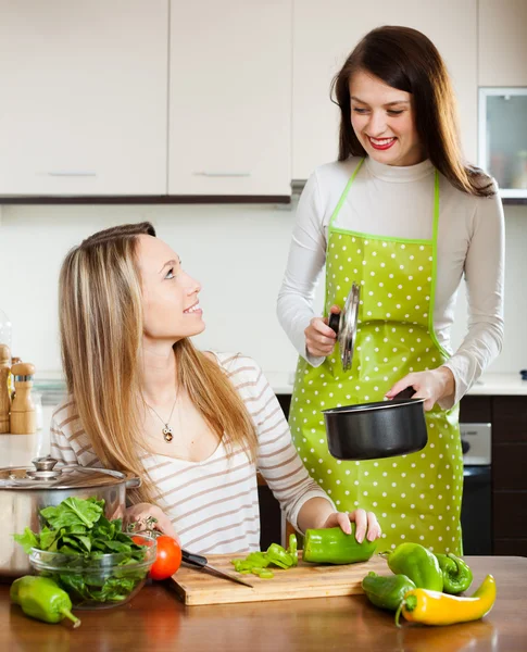 Chicas felices cocinando juntas en la cocina doméstica —  Fotos de Stock