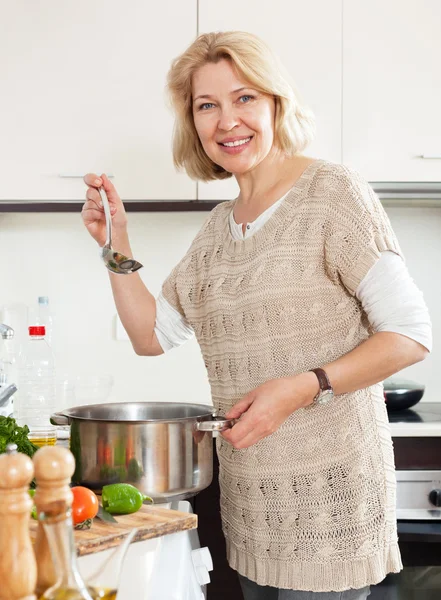 Housewife    cooking soup — Stock Photo, Image