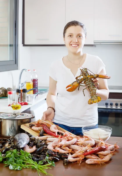 Femme heureuse avec homard dans la cuisine de la maison — Photo