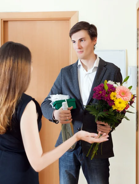 Vrouw krijgen bos van bloemen — Stockfoto