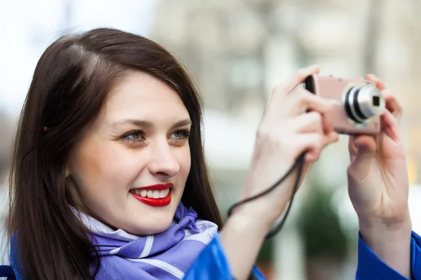 Mulher com fotocâmera — Fotografia de Stock