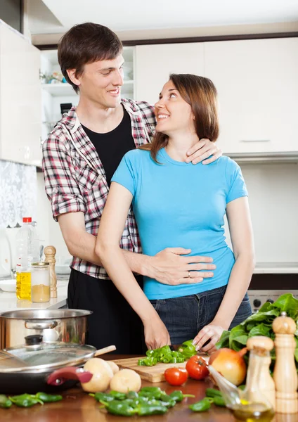 Joven hombre coqueteando con chica —  Fotos de Stock