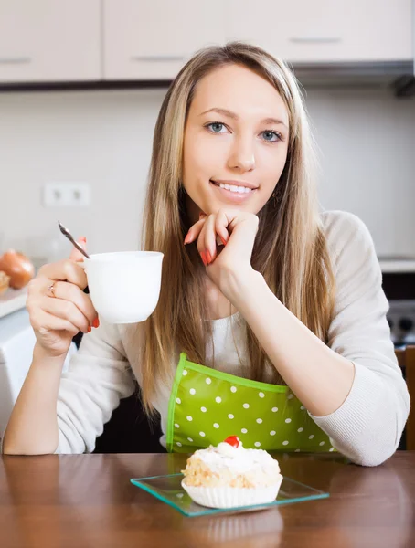 Mooie vrouw het drinken van thee — Stockfoto