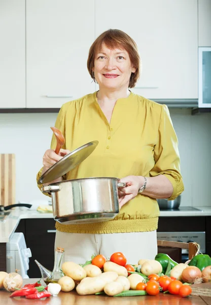 Mujer cocina vegetariana —  Fotos de Stock
