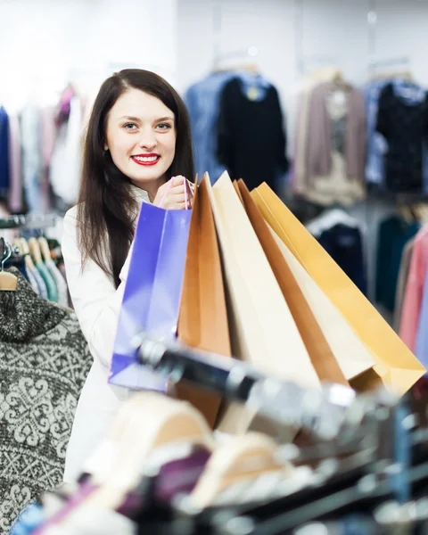 Mulher comum com sacos de compras — Fotografia de Stock