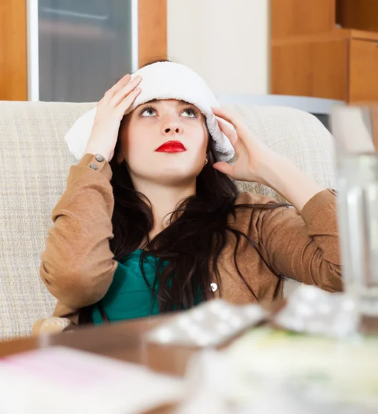 Triste giovane donna con mal di testa — Foto Stock