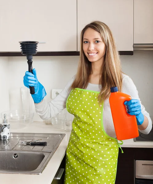 Donna felice con stantuffo e detergente — Foto Stock