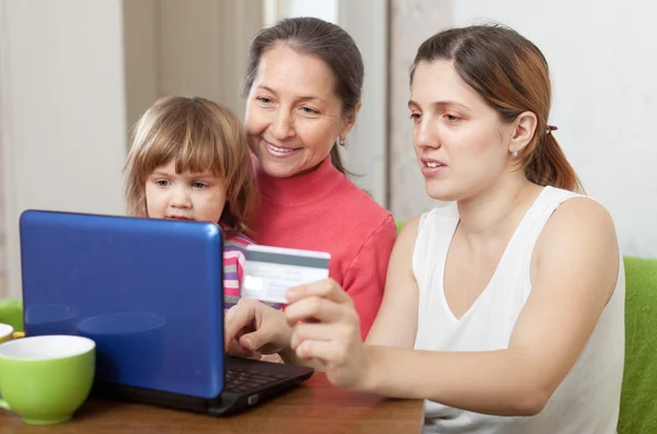 Gelukkige familie van drie generaties online winkelen — Stockfoto