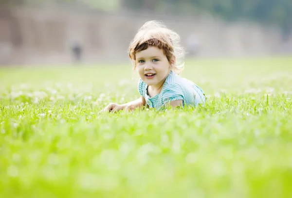 Child playing at grass meadow — Stock Photo, Image