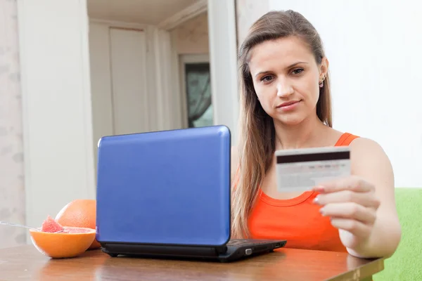 Skönhet kvinna shopping online — Stockfoto