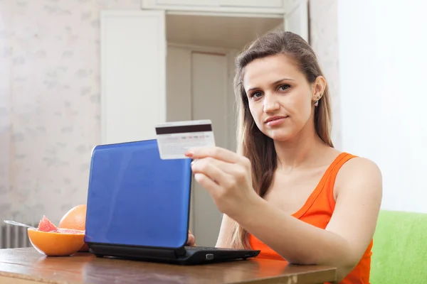 Kvinnan betalar i Internetbutik — Stockfoto