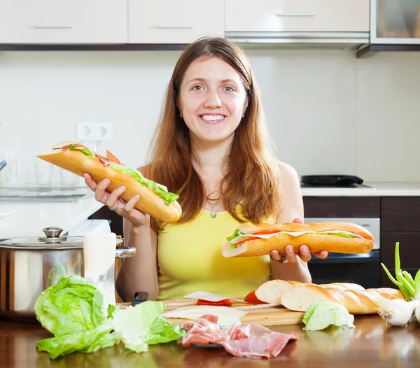 Mulher feliz com sanduíches — Fotografia de Stock