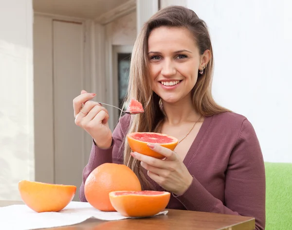 Söt flicka äter grapefrukt — Stockfoto