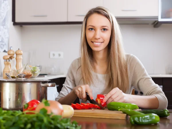 Hübsche Frau schneidet Paprika in Scheiben — Stockfoto