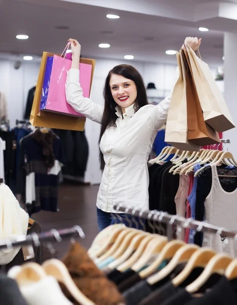 Meisje met shopping tassen bij boutique — Stockfoto