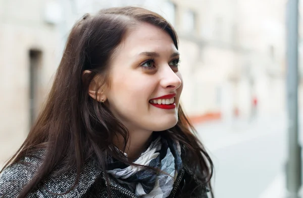 Sonriente chica de pelo largo en otoño —  Fotos de Stock