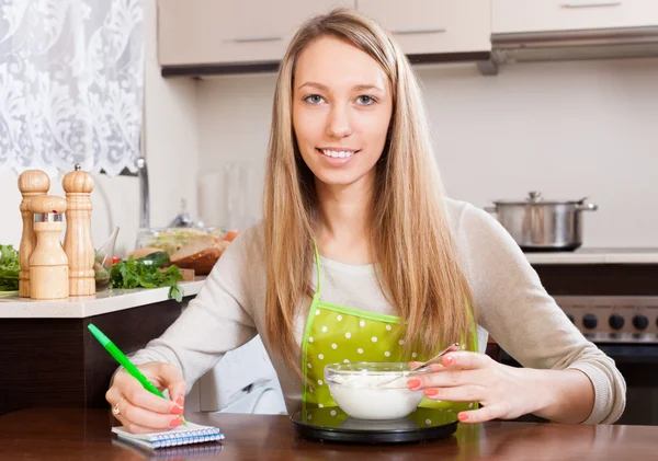 Glückliche Frau beim Wiegen von Quark — Stockfoto