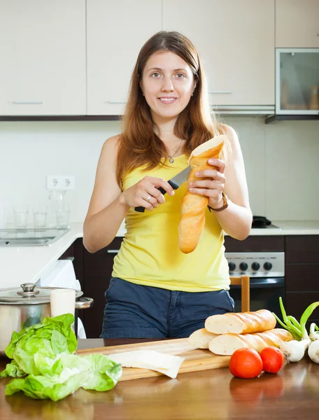 Girl cooking sandwiches — Stock Photo, Image