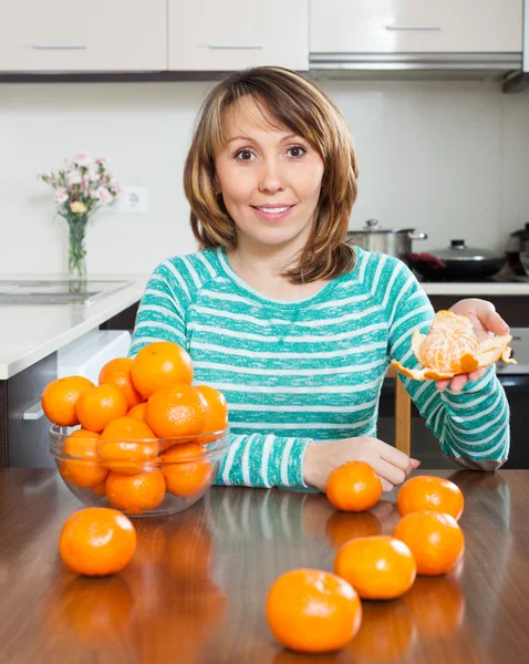 Hausfrau mit Mandarinen — Stockfoto