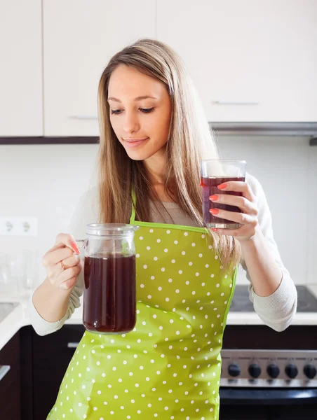Woman in apron with fresh quass in glass — Stock Photo, Image