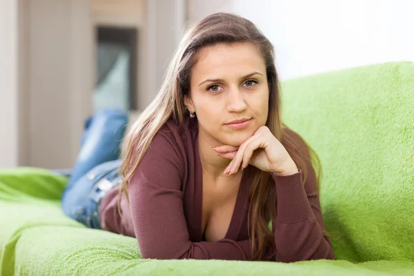 Schoonheid vrouw in interieur — Stockfoto