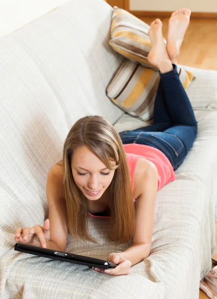 Menina no sofá com tablet pc — Fotografia de Stock