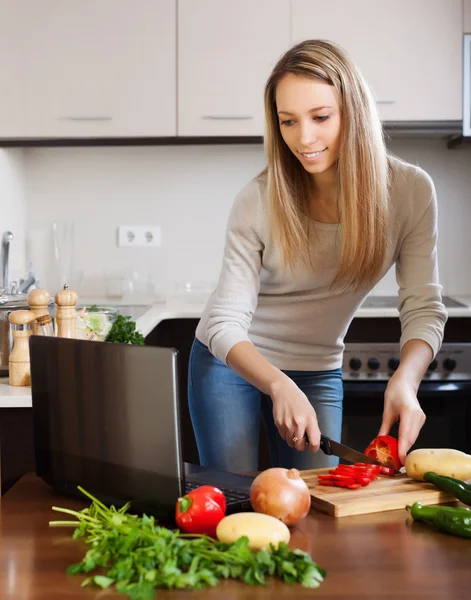 Femme cuisine légumes — Photo