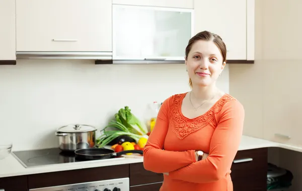 Vrolijke vrouw in binnenlandse keuken — Stockfoto