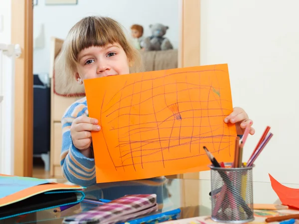Kind zeigt gezeichnetes Papier — Stockfoto