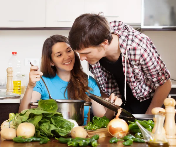 Homem e mulher jovem cozinhar juntos — Fotografia de Stock