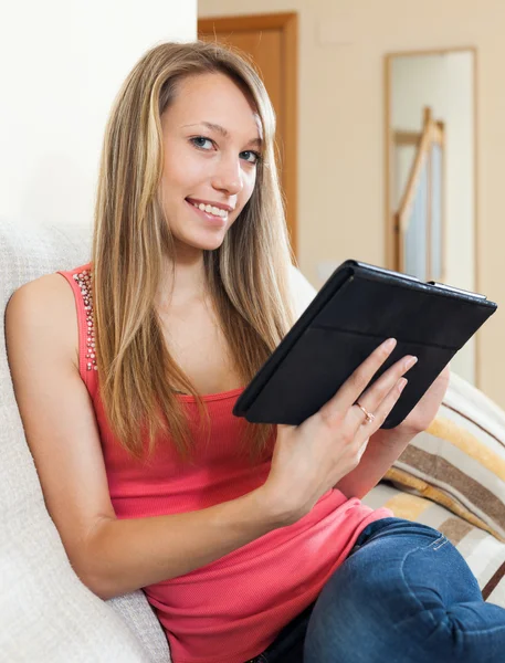 Menina no sofá com tablet pc — Fotografia de Stock