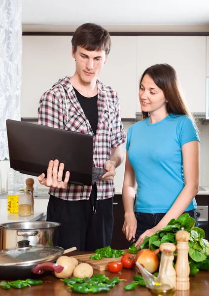 Man shows the new recipe to girl — Stock Photo, Image