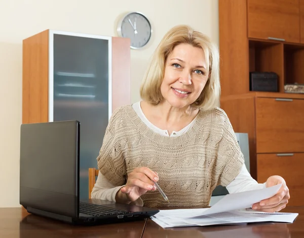 Mulher com documentos financeiros — Fotografia de Stock