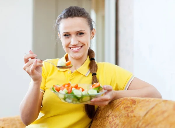 Girl eating vegetarian lunch — Stock Photo, Image